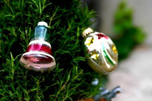 Choose Vintage Ornaments for an Eco-Friendly Christmas | OnePartSunshine.com